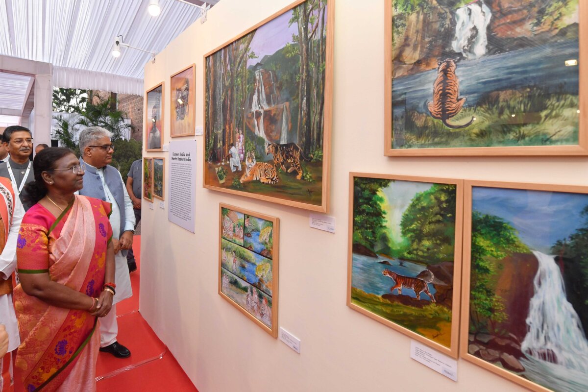 राष्ट्रपति ने "साइलेंट कन्वर्सेशन: फ्रॉम मार्जिन्स टू द सेंटर" कला प्रदर्शनी का उद्घाटन किया